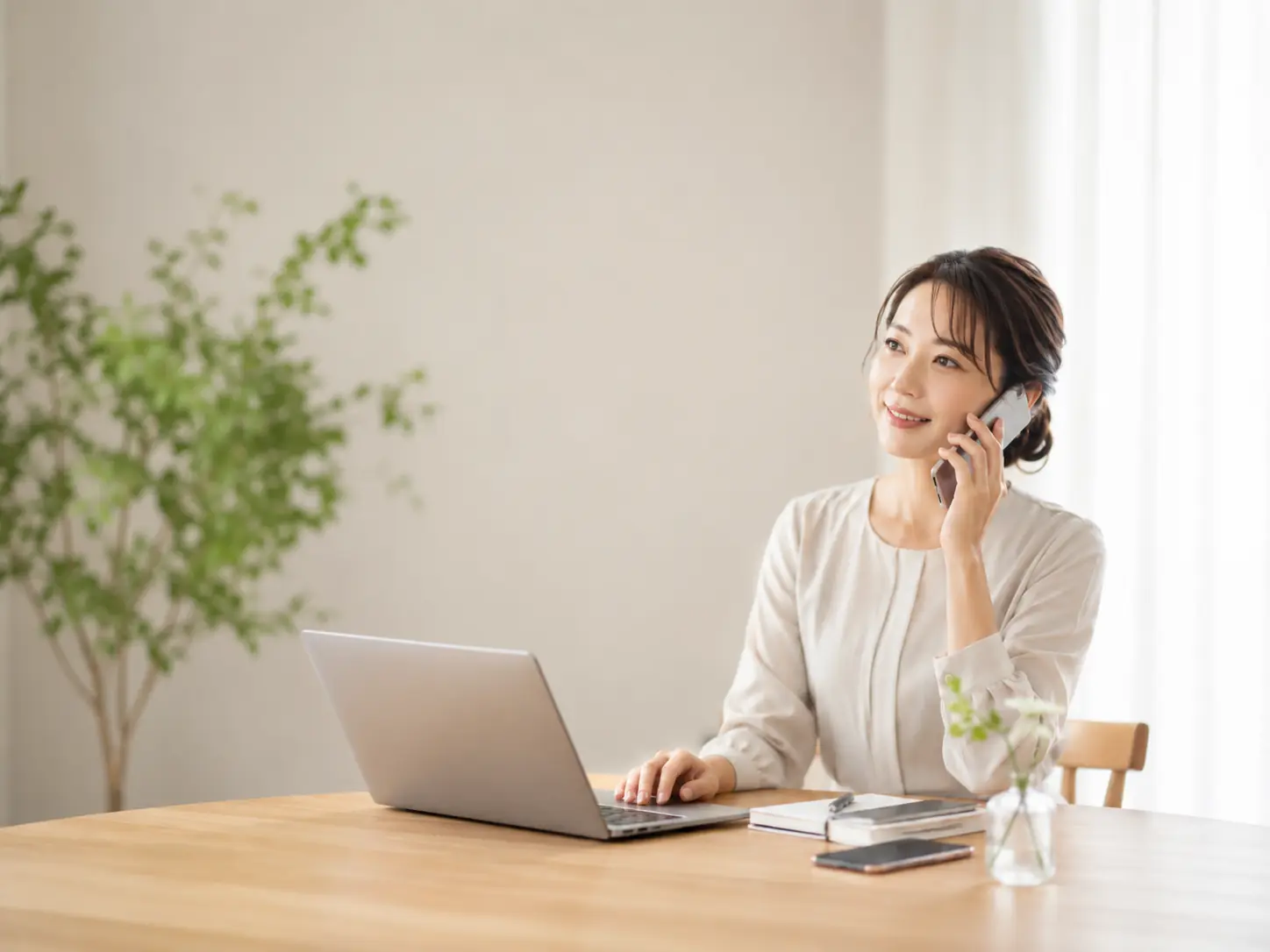 電話で相談する女性