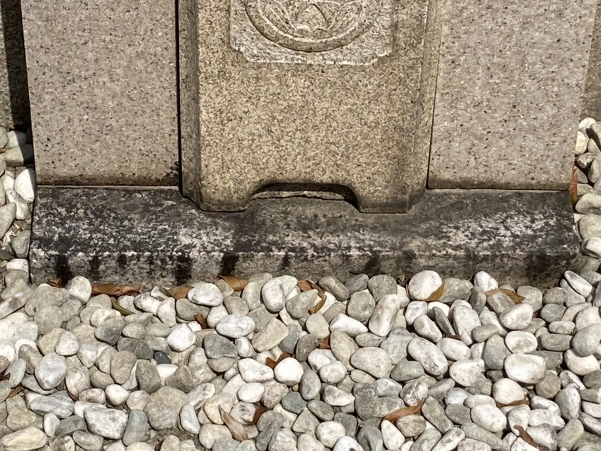 台石まわりの黒ずみ・水垢洗浄前の写真